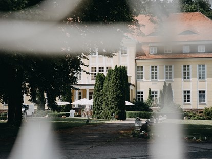 Hochzeit - Umgebung: im Park - Die Hochzeitslocation Schloss Wulkow. - Schloss Wulkow