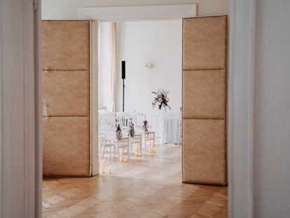 Hochzeit - Umgebung: im Park - Der Trauungssaal des Schloss Wulkow in Brandenburg. - Schloss Wulkow