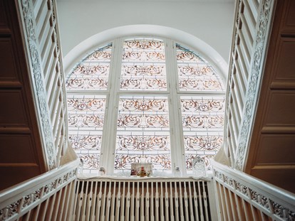 Hochzeit - Preisniveau: exklusiv - Der große, zentrale Treppenaufgang lädt zu tollen Hochzeitsfotos ein. - Schloss Wulkow