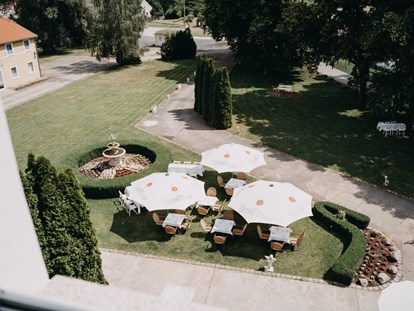 Hochzeit - Art der Location: Schloss - Brandenburg Süd - Sektempfang in der Gartenanlage des Schloss Wulkow. - Schloss Wulkow