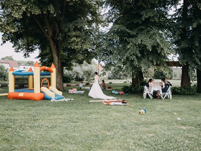 Hochzeit - Kirche - Der Garten bietet zahlreiche Spielmöglichkeiten für Hochzeitsgesellschaften mit Kindern. - Schloss Wulkow