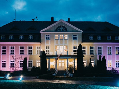 Hochzeit - Preisniveau: exklusiv - Mit seiner beeindruckenden Lichtanlage ist das Schloss Wulkow auch bei Nacht ein Blickfang. - Schloss Wulkow