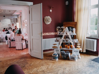 Hochzeit - Kirche - Der Vorraum mit Candybar und Blick in den Festsaal des Schloss Wulkow. - Schloss Wulkow