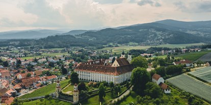 Hochzeit - Trauung im Freien - Eibiswald - Luftaufnahme des Schloss Stainz in der Steiermark. - Schloss Stainz