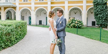 Hochzeit - Hochzeits-Stil: Vintage - Großklein - Die große Einfahrt des Schloss Stainz eignet sich als stattliche Zufahrt mit Kutsche und Limosine und ist auch ein beliebter Spot für Paarshootings. - Schloss Stainz