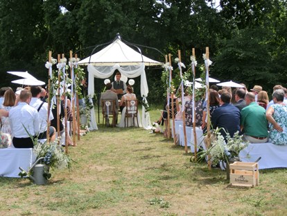 Hochzeit - Art der Location: Scheune - Trauung auf der Forstwiese. - Alte Försterei