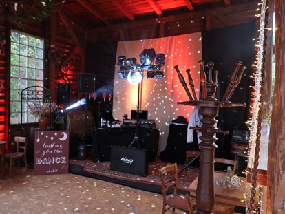 Hochzeit - Art der Location: Scheune - Tauche - ...die Bühne für DJ oder Liveband... - Alte Försterei
