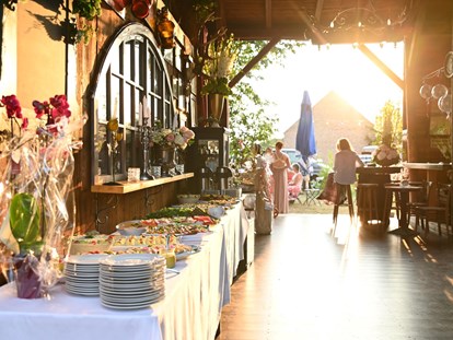 Hochzeit - Hochzeitsessen: Catering - Tauche - ...die Abendsonne scheint in die Scheune... - Alte Försterei