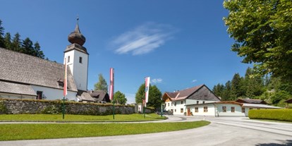 Hochzeit - Art der Location: Gasthaus - Ainring - Im Blick die Pfarrkirche KRISPL die sich direkt gegenüber unseres Festsaals befindet. - Gasthof Krisplwirt