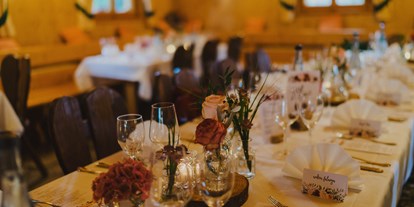 Hochzeit - Hochzeitsessen: 3-Gänge Hochzeitsmenü - Passende Tischdekoration für eure Hochzeitsfarben. - Forsthof Almhütte