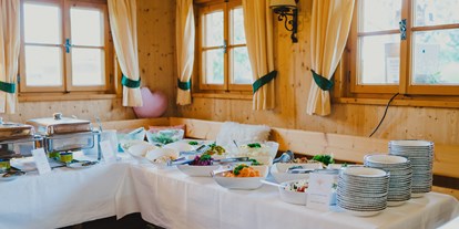 Hochzeit - Umgebung: in Weingärten - In der Forsthofalm wird euch Buffet geboten. - Forsthof Almhütte