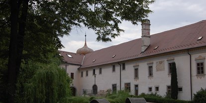 Hochzeit - Trauung im Freien - Rastenfeld (Rastenfeld) - Im ersten Stock des West-Trakts von Schloss Schiltern befinden sich die Kapelle und der Freskensaal - Schloss Schiltern