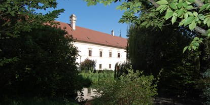 Hochzeit - Art der Location: Schloss - Walpersdorf (Inzersdorf-Getzersdorf) - Schlosshof mit Teich im Vordergrund - Schloss Schiltern