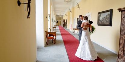 Hochzeit - Trauung im Freien - Oberösterreich - Hochzeitsfoto historischer Gang Schlosshotel - Schlosshotel Mondsee