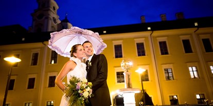 Hochzeit - Weinkeller - Munderfing - Hochzeitsfoto Schlossgarten bei Nacht - Schlosshotel Mondsee