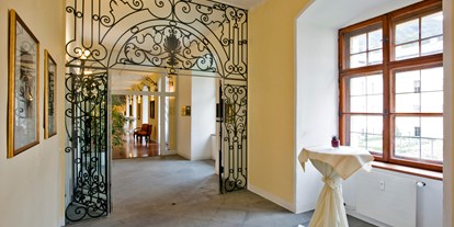 Hochzeit - Garten - Oberösterreich - historischer Gang im Shlosshotel - Schlosshotel Mondsee