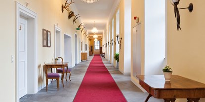 Hochzeit - Parkplatz: kostenpflichtig - Oberösterreich - Gang Schlosshotel - Schlosshotel Mondsee