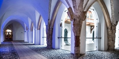 Hochzeit - Trauung im Freien - Oberösterreich - historischer Kreuzgang - Schlosshotel Mondsee