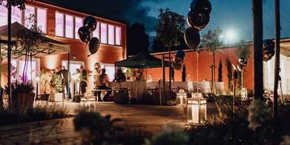 Hochzeit - Art der Location: Eventlocation - Bei Nacht leuchtet es auf der Terrasse. - Kabelwerk
