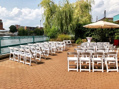 Hochzeit - Art der Location: Eventlocation - Freie Trauung auf der Terrasse des LichterMeers. - WHITE Spreelounge