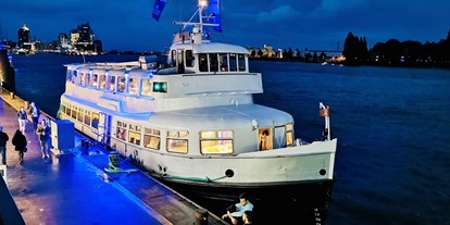 Hochzeit - Hochzeitsessen: Buffet - Jork - An den Landungsbrücken bei Nacht - Eventschiff Grosser Michel