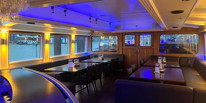Hochzeit - Hochzeitsessen: Catering - Hamburg-Stadt (Hamburg, Freie und Hansestadt) - Blue Hour Atmosphäre in der Dämmerung - Eventschiff Grosser Michel