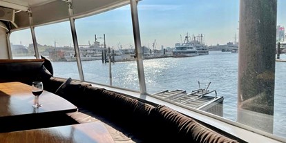 Hochzeit - Hochzeitsessen: Buffet - Jork - Panoramafenster achtern in der Lounge - Eventschiff Grosser Michel