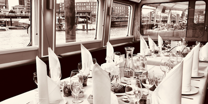 Hochzeit - Hochzeitsessen: Catering - Hamburg-Stadt (Hamburg, Freie und Hansestadt) - Zeitlos elegant eingedeckt - Eventschiff Grosser Michel