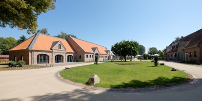Hochzeit - barrierefreie Location - Bedburg - Der Innenhof mit Eventscheune - Schloss Arff