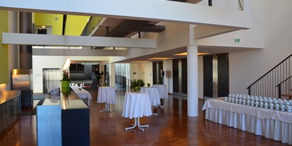 Hochzeit - Standesamt - Laichingen - Foyer Obergeschoss
Modern, klar und offen gestaltet bietet dieser Bereich jede Menge Platz.  - K3N – Stadthalle und Kreuzkirche Nürtingen