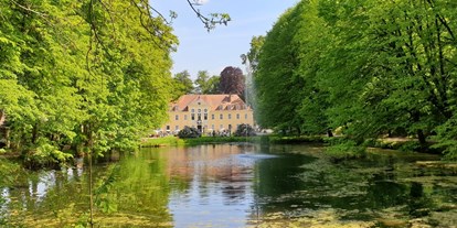 Hochzeit - Art der Location: ausgefallene Location - Pirna - Unser Schlossteich ist immer wieder ein beliebtes Motiv für den Hochzeitsfotografen - Barockschloss Oberlichtenau