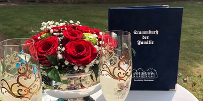 Hochzeit - Hochzeits-Stil: Urban Chic - Das Familienbuch mit der Schloss-Siluette gubt es beim Standesamt in Pulsnitz - Barockschloss Oberlichtenau