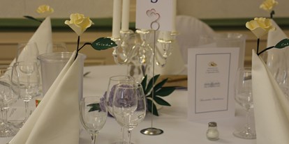 Hochzeit - Art der Location: Eventlocation - Wir stellen am liebsten runde Tische. - Barockschloss Oberlichtenau