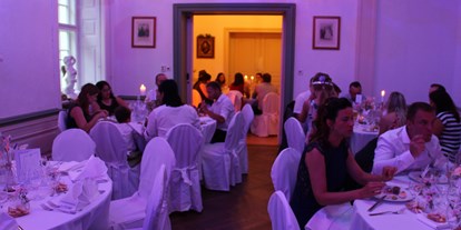 Hochzeit - Hochzeits-Stil: Fine-Art - Das Licht ist in allen Farben gestaltbar. - Barockschloss Oberlichtenau