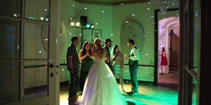 Hochzeit - Hochzeits-Stil: Modern - Getanzt werden kann natürlich auch. Entweder bringt Ihr DJ seine Anlage mit oder Sie benutzen unser Licht und unsere Tonanlage (4.000W) - Barockschloss Oberlichtenau