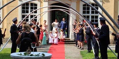 Hochzeit - Umgebung: am See - Feuerwehr, zu Pferd oder im Oldtimer - Alles ist möglich - Barockschloss Oberlichtenau