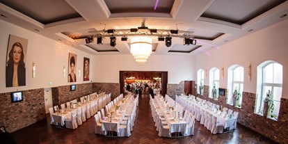 Hochzeit - barrierefreie Location - Dorsten - Hochzeitssaal mit langen Tischen - Kamper Hof