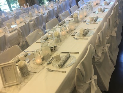 Hochzeit - externes Catering - Hochzeit mit Stuhlhussen, die vom Paar dazu gemietet worden sind. - Zeit.Raum GmbH