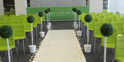 Hochzeit - Umgebung: in einer Stadt - Lüneburger Heide - Hochzeit im Pressekonferenzraum! - Volkswagen Arena