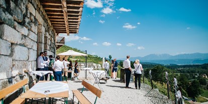Hochzeit - Art der Location: Weingut/Heuriger - Auf der Terrasse lässt sich der Wein mit Weitblick genießen. - Restaurant Leiten am Weingut Karnburg