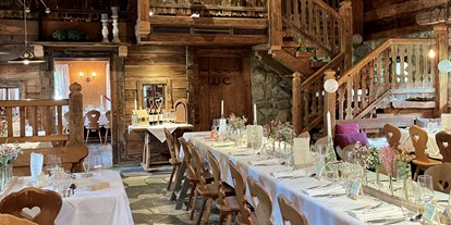 Hochzeit - Hochzeitsessen: Buffet - Wagrain - Der rustikale Festsaal der Arlhofhütte für eure Traumhochzeit in den Bergen. - Arlhofhütte - Altenmarkt