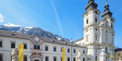 Hochzeit - Frühlingshochzeit - Oberösterreich - Hoteleingang mit der wunderschönen Stiftskirche - JUFA Hotel Pyhrn Priel