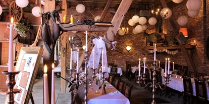 Hochzeit - Winterhochzeit - Castell - Gastraum der Romantischen Scheune - Romantische Scheune