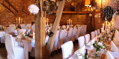 Hochzeit - Umgebung: in Weingärten - Gastraum mit Hussen - Romantische Scheune