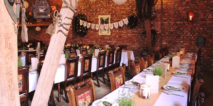 Hochzeit - Umgebung: in Weingärten - Gastraum - Romantische Scheune