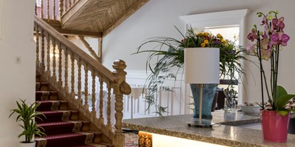 Hochzeit - Oberösterreich - Unsere Lobby mit dem original Stiegenaufgang in den ersten Stock - Villa Bergzauber