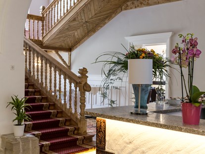 Hochzeit - Umgebung: in den Bergen - Oberösterreich - Unsere Lobby mit dem original Stiegenaufgang in den ersten Stock - Villa Bergzauber
