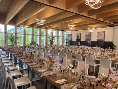 Hochzeit - Hochzeitsessen: Buffet - Österreich - Festsaal - Lange Tafeln mit Möbeln von PartyRent - Villa Bergzauber