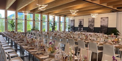 Hochzeit - Oberösterreich - Festsaal - Lange Tafeln mit Möbeln von PartyRent - Villa Bergzauber