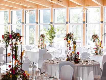 Hochzeit - Hochzeits-Stil: Traditionell - Oberösterreich - Festsaal - Bankettbestuhlung - Villa Bergzauber